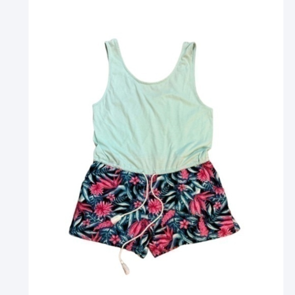 🛍️ 2/$12
SIMONS one piece floral shorts tank romper. Drawstring waist